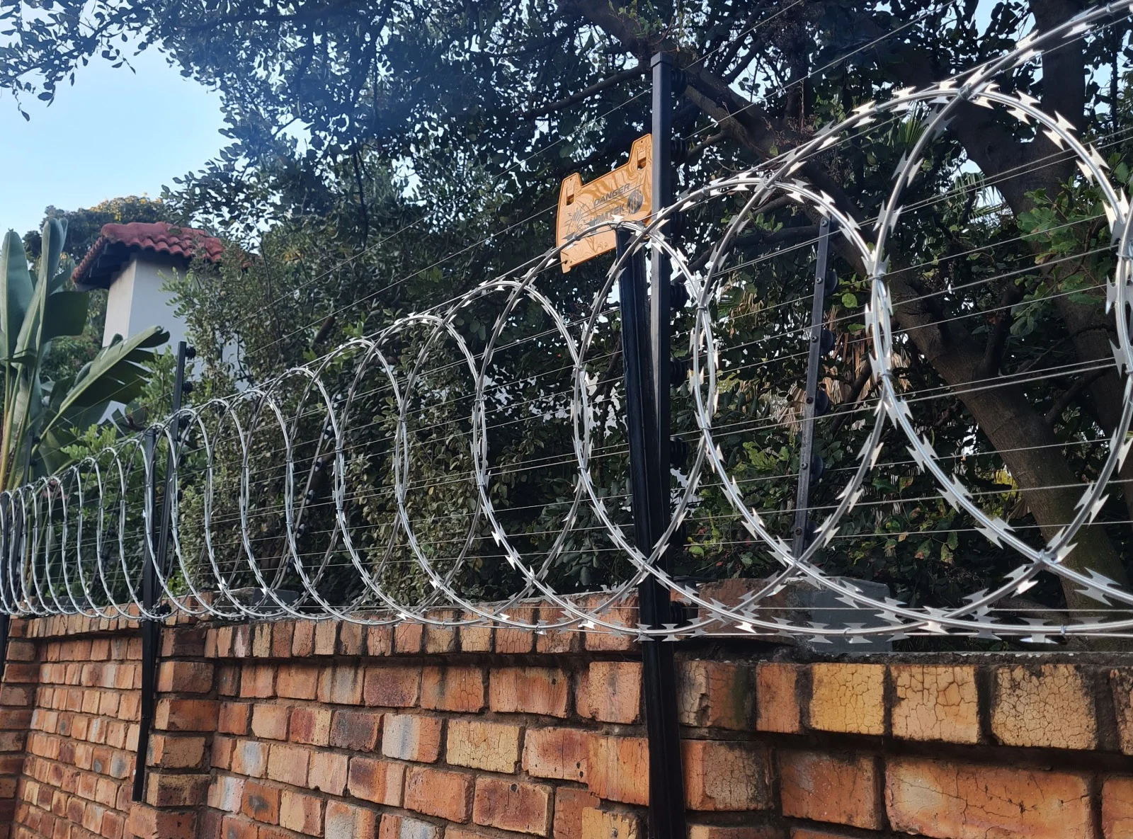 electric fence with flat wrap razor wire in Kenya