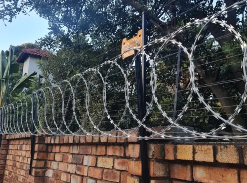 electric fence with flat wrap razor wire in Kenya